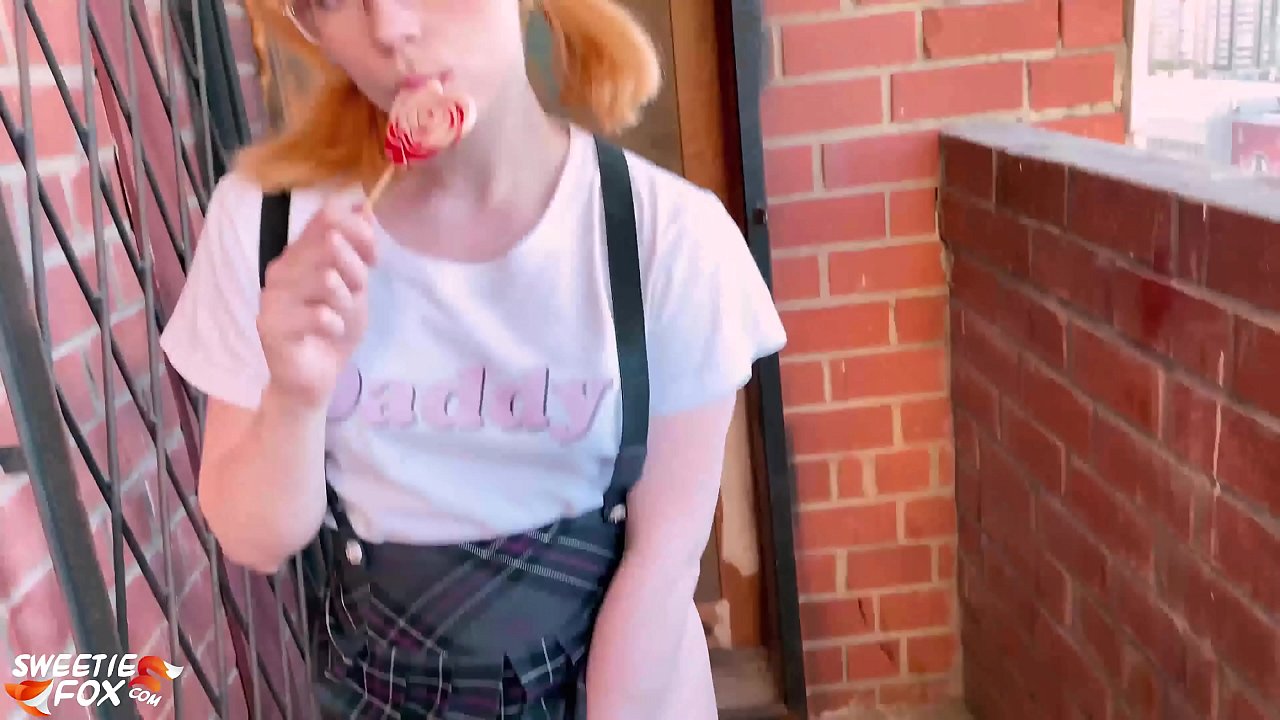 Schoolgirl Sucks nws dick tob thiab fucks es tsis txhob ntawm chav kawm.