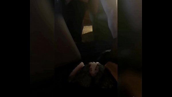 Kub MJM. Tus txiv fucks hluas nkauj nyob rau hauv pem hauv ntej ntawm nws tus poj niam. Tus poj niam lub pussy tau ntub, nws cov kev npau suav qias neeg tsuas yog boggle lub siab
