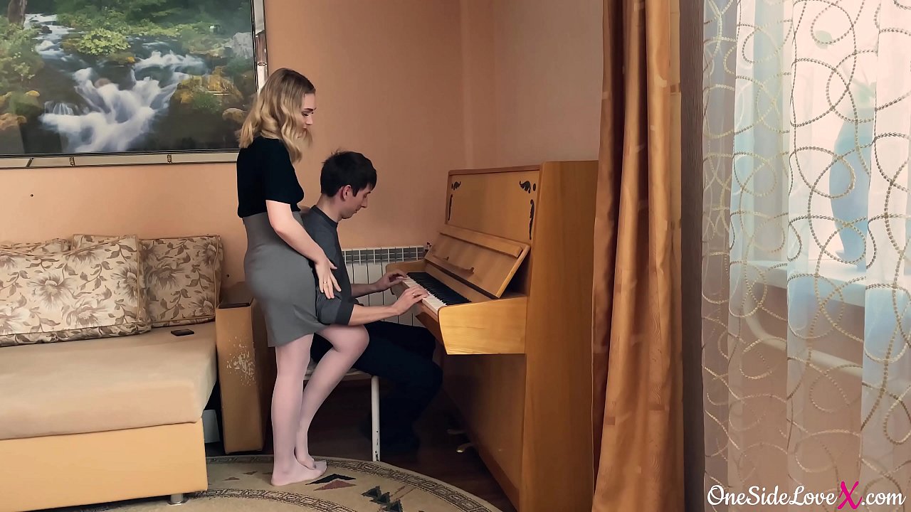 Tus kws qhia piano nqus nws tus menyuam lub dick tob thiab fucked nws.