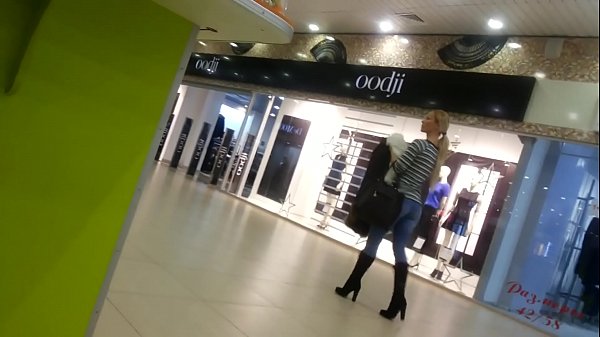 Txias qaib hauv lub tsev loj.