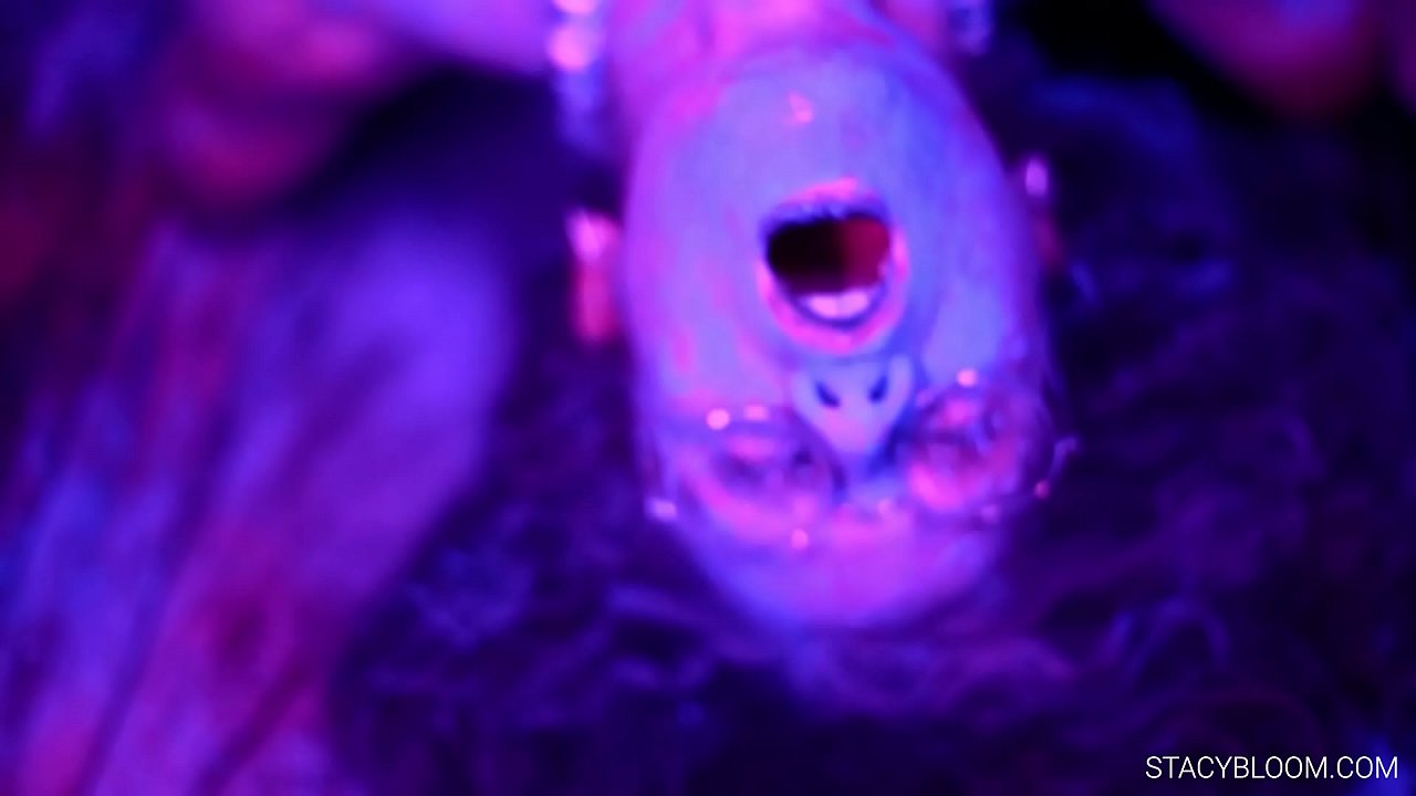 Tus me nyuam masturbates ntawm lub koob yees duab thiab coj nws tus kheej mus rau orgasm.